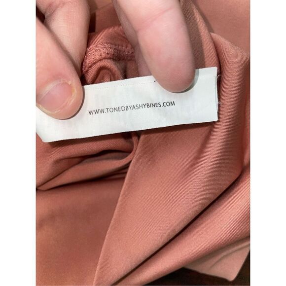 Toned by Ashy Bines 3/4 Leggings with Shiny Stripes - Picture 7 of 11